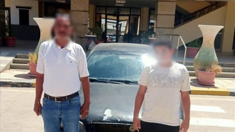 طفل يقود سيارة منتهية