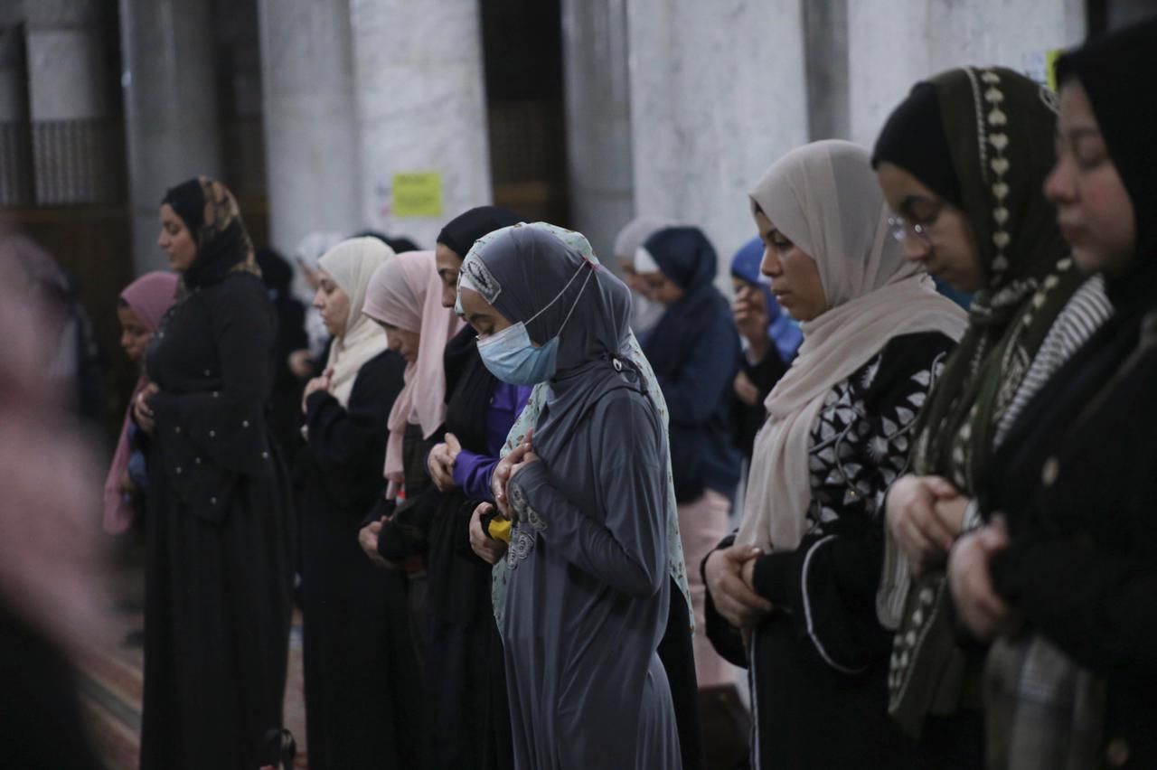 حكم صلاة المرأة بحضرة الرجال