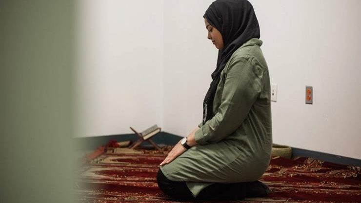 حكم صلاة المرأة في المكتب بحضرة الرجال من غير المحارم
