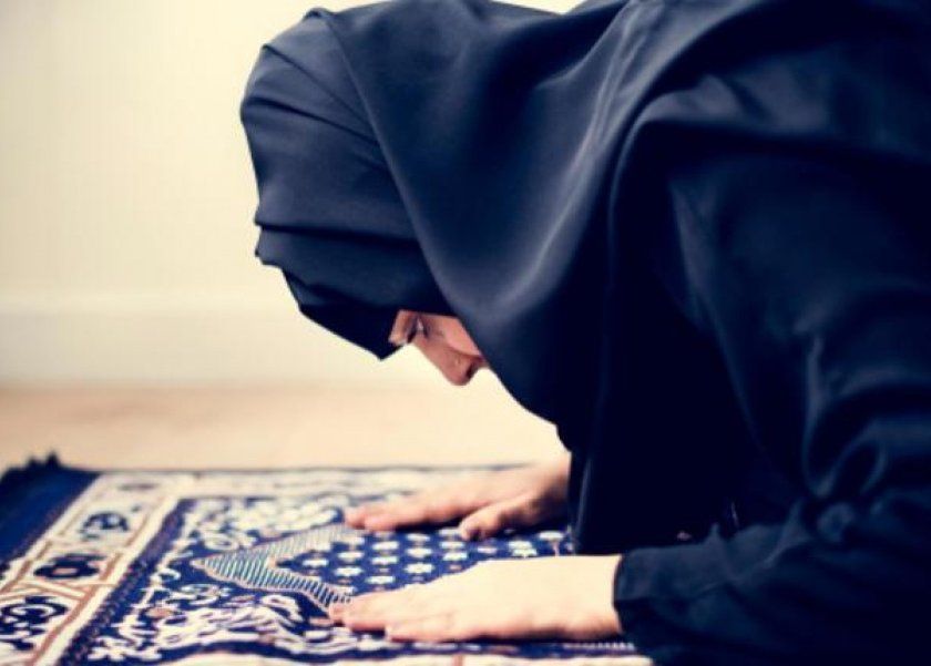 حكم إمامة المرأة للنساء ومكان وقوفها معهن