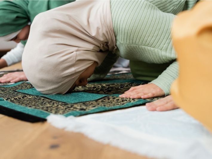 حكم إمامة المرأة للنساء