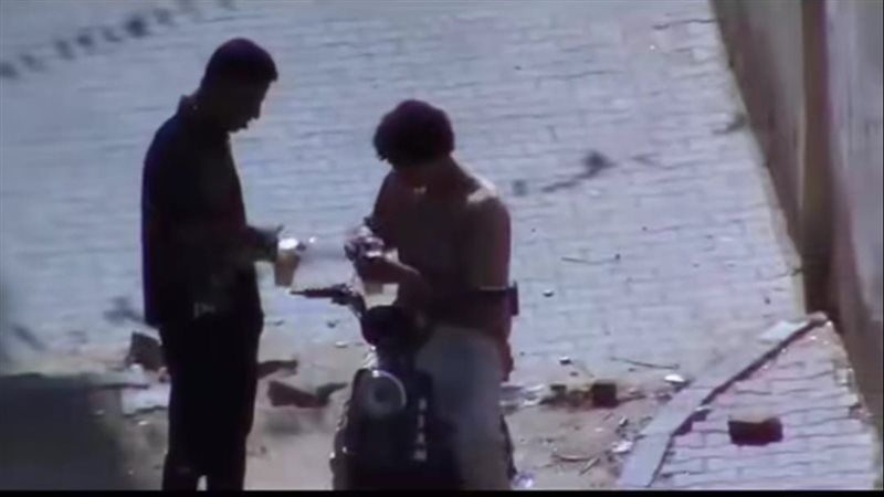 شابان يتناولان بيرة