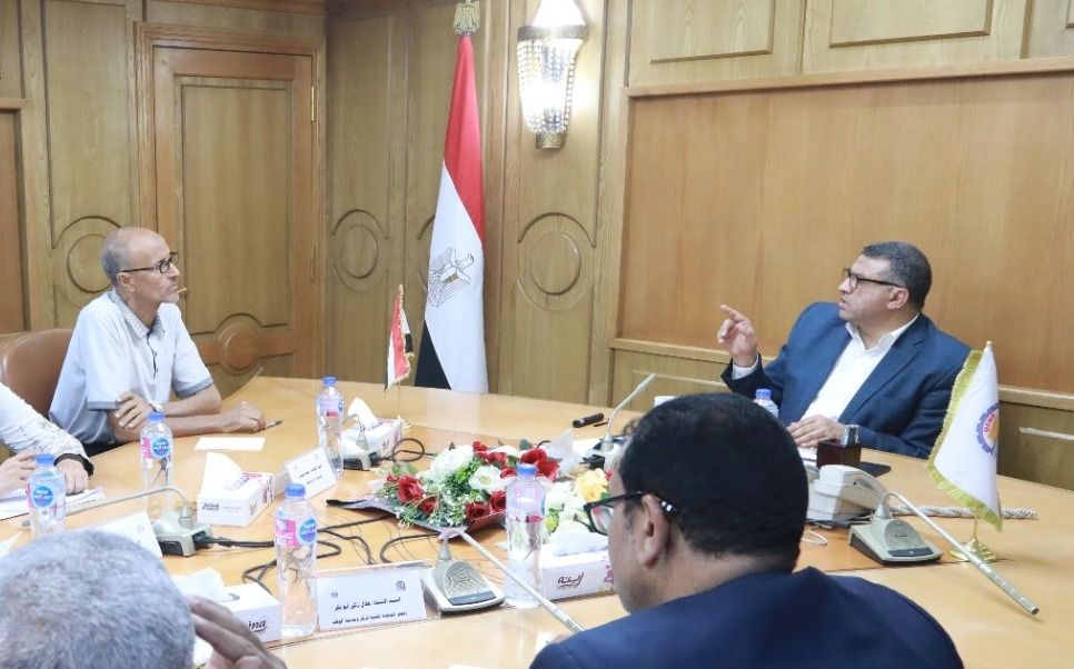 محافظ قنا يبحث تعظيم الموارد المحلية