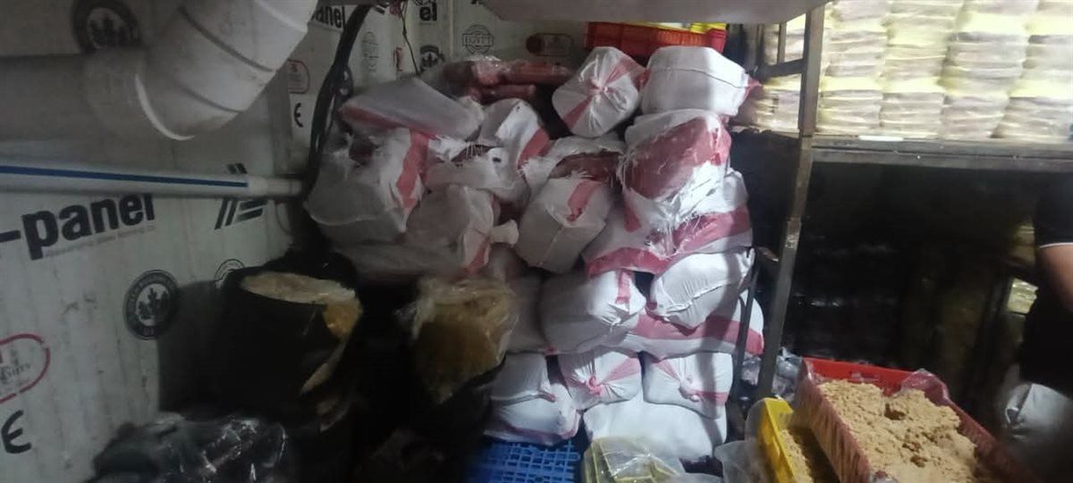 ضبط 28 طن لحوم وأغذية فاسدة و36 ألف زجاجة مشروبات طاقة مجهولة المصدر بالجيزة
