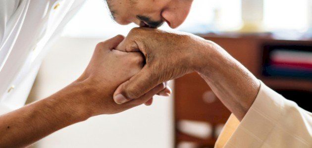 حكم تقبيل يد الوالدين والعلماء والصالحين