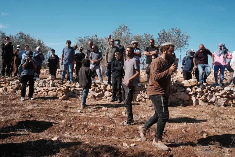 المستوطنون الصهاينة يمارسون الغنف ضد الفلسطينيين ويستهدعون ممتلكاتهم