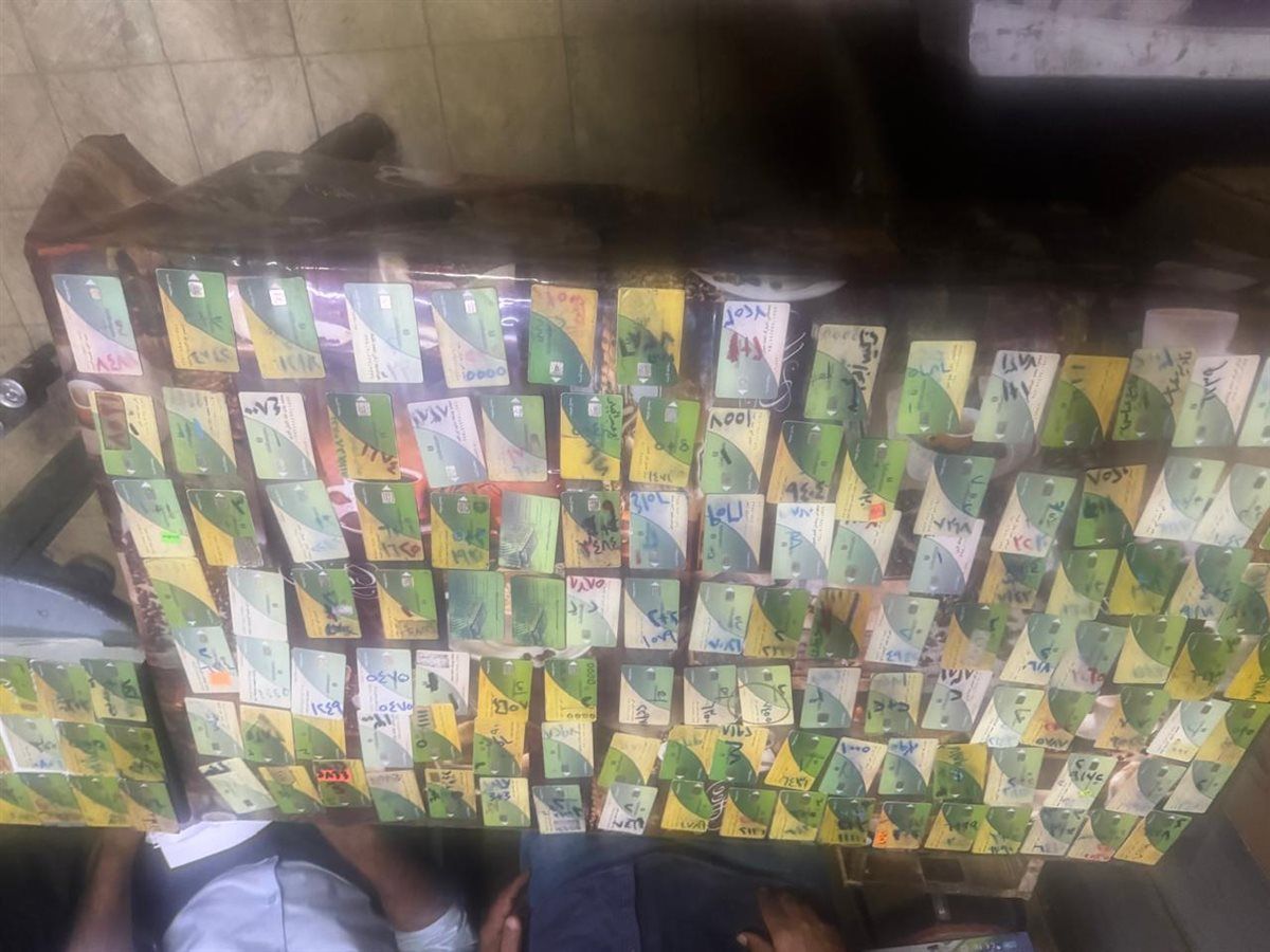 ضبط 141 بطاقة و30 جوال دقيق مدعم قبل بيعها بالسوق السوداء في قنا، فيتو