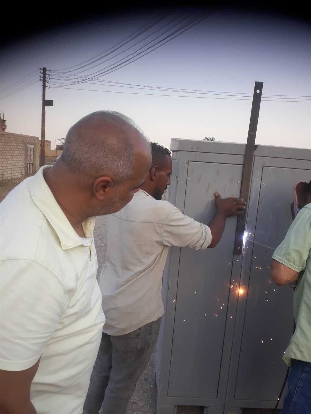  تجديد محولات واستبدال 20 عمودًا في أبوحزام بنجع حمادي