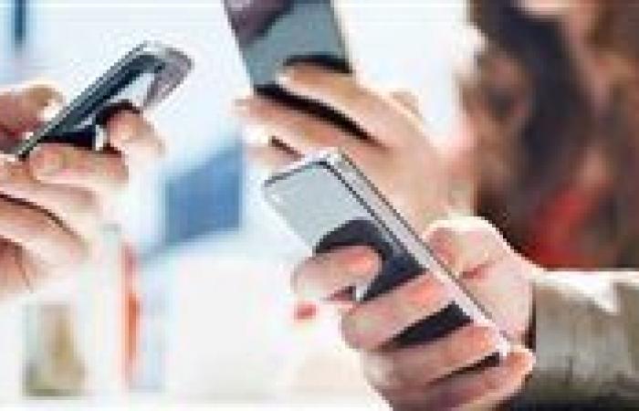 الهاتف الذكي يهيمن على الحياة اليومية للأمريكيين: أرقام تكشف اعتمادًا غير مسبوق