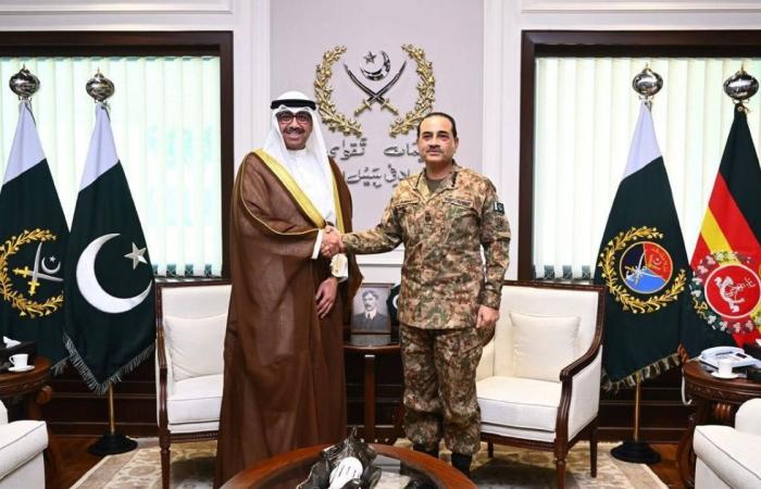 وزير الدفاع الكويتي يبحث تطوير التعاون المشترك مع قائد الجيش الباكستاني