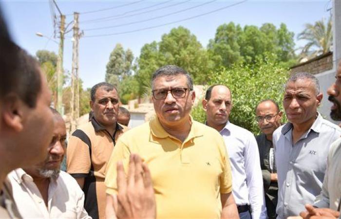 محافظ قنا يستمع لمطالب أهالي قرية "الجزيرية" ويوجه بحل مشكلات المياه والصرف والانتهاء من صيانة المدرسة الابتدائية (صور)