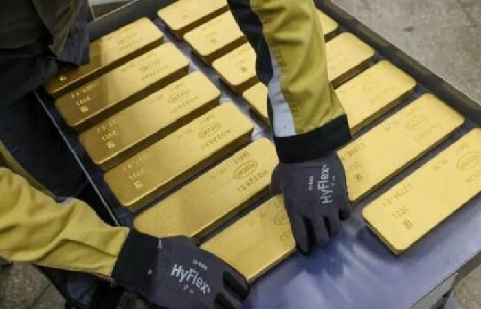 الذهب يرتفع بفعل تراجع الدولار مع ترقب لتصريحات وارش