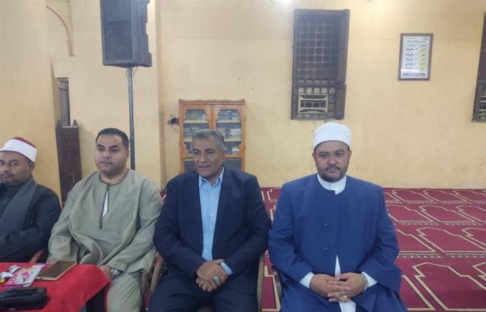 رئيس مدينة قوص يشارك الأهالي الاحتفال بالمولد النبوي بالمسجد العمري (صور)