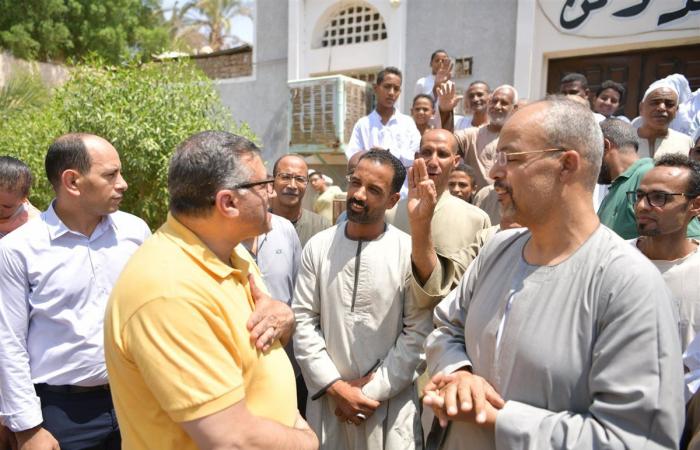 محافظ قنا يستمع لمطالب أهالي قرية "الجزيرية" ويوجه بحل مشكلات المياه والصرف والانتهاء من صيانة المدرسة الابتدائية (صور)