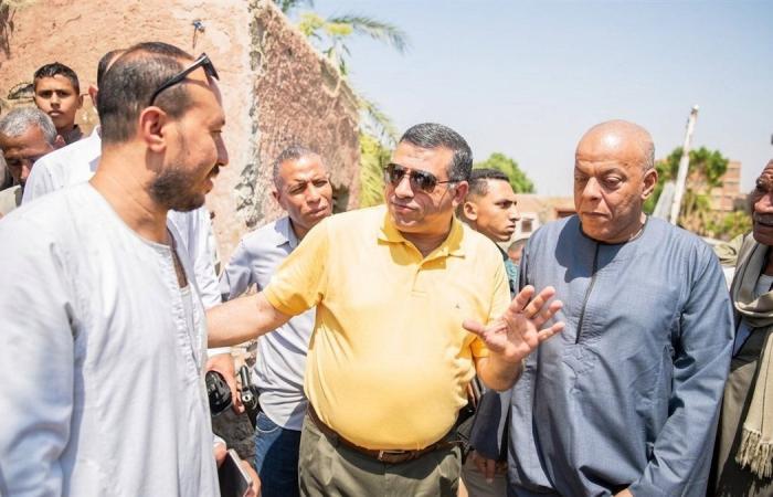 محافظ قنا يتفقد قرية الأشراف القبلية ويوجه برفع كفاءة مزلقان السكة الحديد (صور)