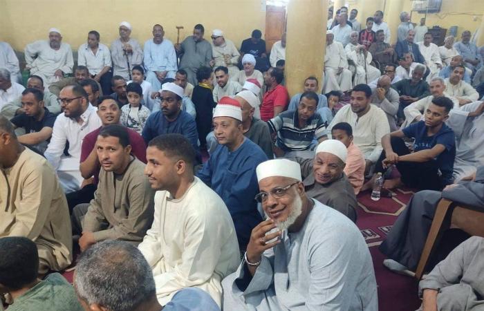 رئيس مدينة قوص يشارك الأهالي الاحتفال بالمولد النبوي بالمسجد العمري (صور)