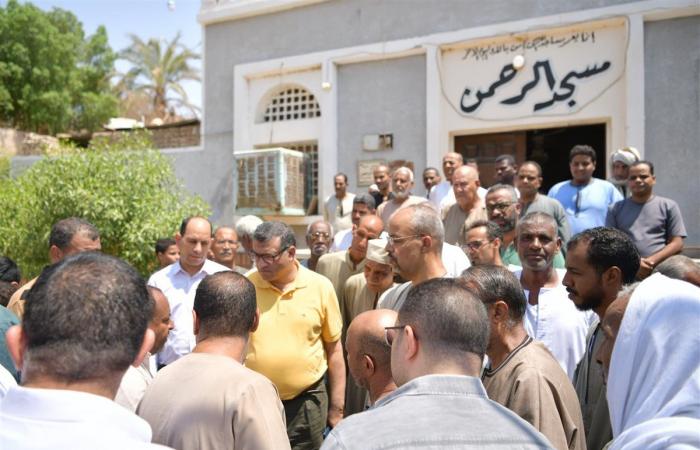 محافظ قنا يستمع لمطالب أهالي قرية "الجزيرية" ويوجه بحل مشكلات المياه والصرف والانتهاء من صيانة المدرسة الابتدائية (صور)