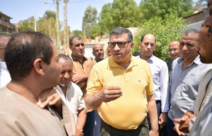 محافظ قنا يستمع لمطالب أهالي قرية "الجزيرية" ويوجه بحل مشكلات المياه والصرف والانتهاء من صيانة المدرسة الابتدائية (صور)