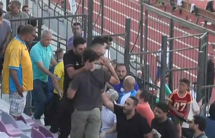 مشادات بين جماهير الإسماعيلي وأشرف خضر بعد التأخر أمام المصرية للاتصالات (صور)