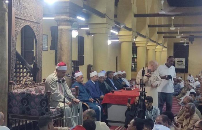 رئيس مدينة قوص يشارك الأهالي الاحتفال بالمولد النبوي بالمسجد العمري (صور)