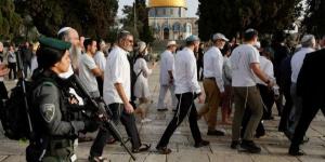 مئات المستوطنين يقتحمون المسجد الأقصى بحماية مشددة من قوات الاحتلال