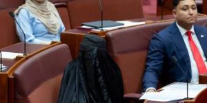 أستراليا: برلمانية يمينية تثير غضباً بارتدائها النقاب في مجلس الشيوخ