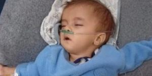 عينان مغمضتان وجسد منهك.. قصة معاناة مسك العديني تختصر وجع أطفال غزة.. صور