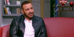 محدش هيحس بيها غير اللي جرب.. احمد السقا يتكفل بعلاج سيدة تعاني من المياه البيضاء على الهواء