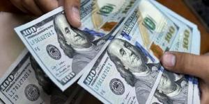 الدولار يفقد زخمه مع التوترات الجيوسياسية