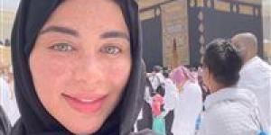 الحمدلله.. يارا السكر تشارك فيديو من أمام الكعبة خلال أداء مناسك العمرة