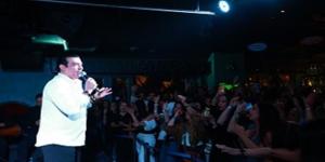 بأجواء التسعينيات.. إيهاب توفيق يفتتح موسم صيف 2026 بحفل غنائي مميز