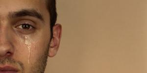 دراسة جديدة تكشف أن البكاء قد لا يمنح دائمًا شعورًا بالراحة