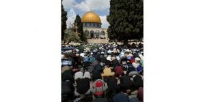 100
ألف
فلسطيني
يؤدون
أول
صلاة
جمعة
في
المسجد
الأقصى
بعد
إعادة
فتحه