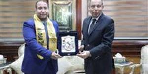 فى
      نهج
      جديد..
      محافظ
      المنيا
      يُكرم
      مدير
      التخطيط
      والمتابعة
      لحصوله
      على
      الدكتوراه