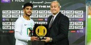 أسامة
      فيصل
      يفوز
      بجائزة
      أفضل
      لاعب
      في
      مباراة
      البنك
      الأهلي
      والمقاولون
      العرب