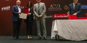 هاني
      أبو
      ريدة
      رئيس
      الاتحاد
      المصري
      لكرة
      القدم
      يسلم
      الشارة
      الدولية
      للحكام