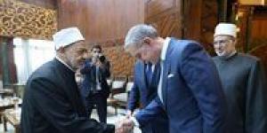 أمير
      رومانيا
      في
      رحاب
      الأزهر
      ينحني
      خلال
      لقائه
      بشيخ
      الأزهر
      بالمشيخة