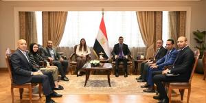 وزير
      الشباب
      يكرم
      هانيا
      الحمامي
      بطلة
      الجونة
      للاسكواش