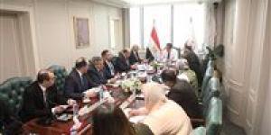 وزير
      الصحة
      يتابع
      مستجدات
      المشروعات
      الإنشائية
      والتحول
      الرقمي
      بالمنشآت
      الصحية