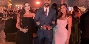 ياسمين
      عبد
      العزيز
      تنشر
      صورة
      لها
      رفقة
      كريم
      فهمي
      وزوجته..
      وتعلق:
      طب
      ايه
      الدنيا