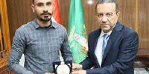 بعد
      موقفه
      البطولي..
      محافظ
      المنوفية
      يكرم
      "أحمد
      البرماوي"
      ويهديه
      درع
      المحافظة
      ومكافأة
      مالية
      تقديرًا
      لشجاعته