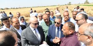 محافظ
      الفيوم
      يفتتح
      موسم
      حصاد
      القمح
      بأحد
      الحقول
      الزراعية
      بقصر
      رشوان