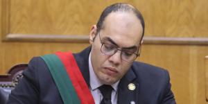 "طعنات
      الغدر
      من
      أقرب
      الناس"..
      رئيس
      نيابة
      جنوب
      المنصورة
      يكشف
      تفاصيل
      جريمة
      صادمة
      بعد
      7
      سنوات
      في
      الدقهلية|خاص