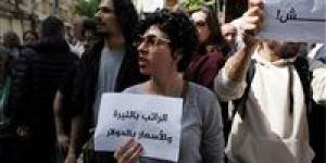 أزمة
      الموظفين
      في
      سوريا..
      قرار
      إنهاء
      العقود
      يهدد
      آلاف
      العائلات
      بقطع
      مصدر
      رزقها