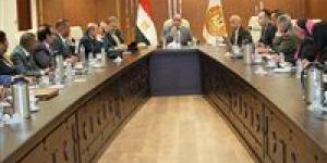 وزير
      العمل
      يترأس
      اجتماع
      المجلس
      الأعلى
      للتشاور
      الاجتماعي
      لمناقشة
      ٤
      ملفات
      تشريعية
      واستراتيجية
      بسوق
      العمل
      والنقابات