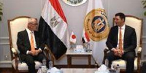 وزير
      الصناعة
      يبحث
      مع
      سفير
      اليابان
      بالقاهرة
      الاستثمارات
      اليابانية
      المقامة
      في
      مصر