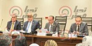 رئيس
      "صحة
      النواب"
      يطالب
      بتوضيح
      اعتمادات
      مديريات
      الصحة
      بالمحافظات
      في
      موازنة
      2026/2027