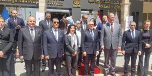 وزير
      العدل
      يفتتح
      مكتب
      المساعدة
      القانونية
      للأجانب
      بالعاصمة
      الإدارية