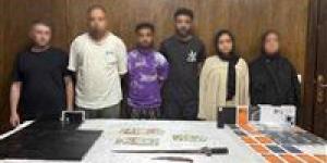 «ملثمين
      وسكاكين
      وصفائح
      جبنة»..
      كواليس
      أخطر
      قضية
      تهريب
      موبايلات
      بالقاهرة