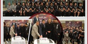 تورتة
      وصور
      تذكارية..
      وزير
      الرياضة
      يحتفل
      مع
      منتخب
      اليد
      ببطولة
      أفريقيا